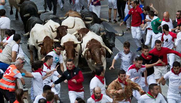 Imagen referencial. Participantes luchan contra toros en la última corrida del festival de San Fermín en Pamplona, ​​norte de España, el 12 de julio de 2019. (JAIME REINA / AFP).