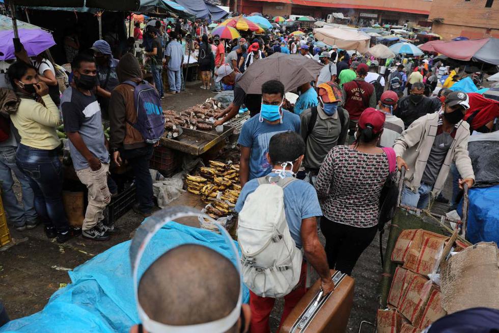 Los clientes caminan en el mercado mayorista de Coche en medio del brote del coronavirus (COVID-19) en Caracas, Venezuela. (REUTERS/Manaure Quintero).