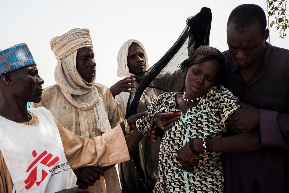 Una mujer joven, de un campo para desplazados internos en la ciudad de Yakoua (Chad), es asistida después de haber viajado más de 30 km para llegar a la clínica móvil (Dominic Nahr)