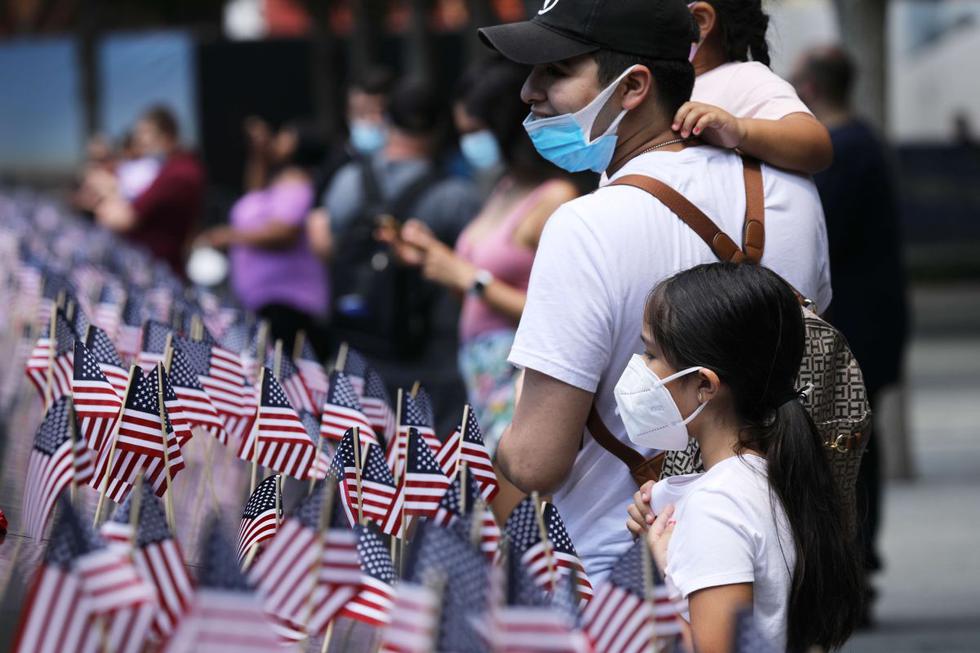 Los fallecidos en Nueva York por el coronavirus fueron recordados este sábado, en que se conmemora la independencia de EE.UU, durante el acto de reapertura del Memorial del 11S, que estuvo en pausa como el resto del estado por más de tres meses debido al azote del coronavirus. (AFP/Spencer Platt).