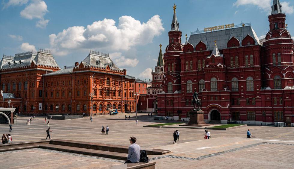 Fotografía de personas caminando por la Plaza Manezhnaya, ubicada en el centro de Moscú (Rusia). (AFP / Dimitar DILKOFF).