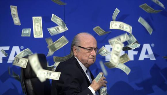 Documentos demostrarían que Joseph Blatter sí sabía de los sobornos a Joao Havelange. (AP)