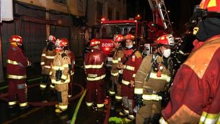 Más de 80 incendios fueron atendidos por los bomberos durante el Año Nuevo en Lima y Callao