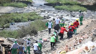 Trabajadores de limpieza retiran basura y desmonte del cauce del río Rímac [FOTOS]