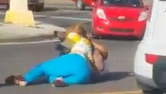 Pelea de mujeres peleando en plena calle se volvió viral en Facebook. (Facebook Jimmy Martinez Roman)
