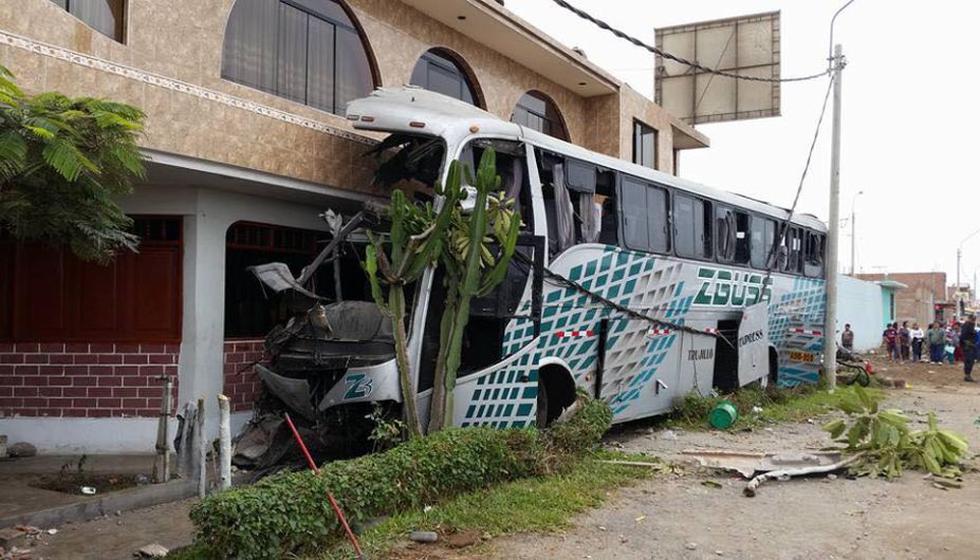 Bus interprovincial impactó contra un restaurante. (Claudio Vargas/Facebook)