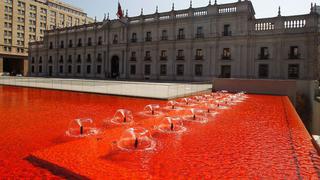Chile: Tiñen de rojo piletas en La Moneda por el Día del Detenido Desaparecido [Video]