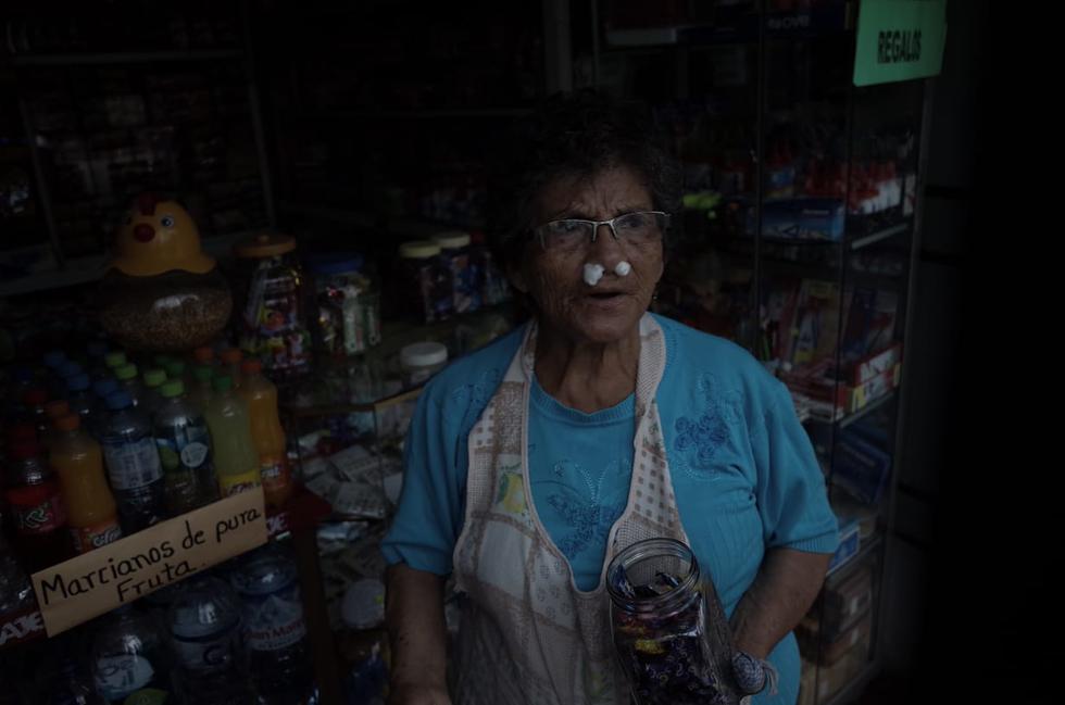 Personal del ministerio entregó mascarillas, agua para beber, alcohol en gel, entre otros elementos a los vecinos afectados por el aniego. (Anthony Nilño de Guzmán/GEC)