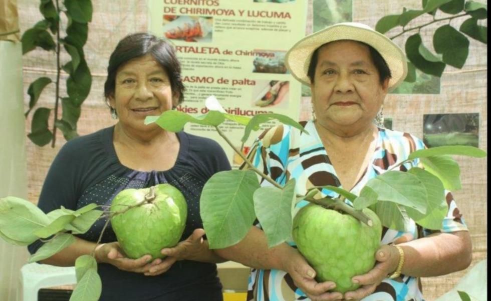 Productores de chirimoya muestran orgullosos las frutas que cosechan en sus chacras. (Foto: Roxana López)