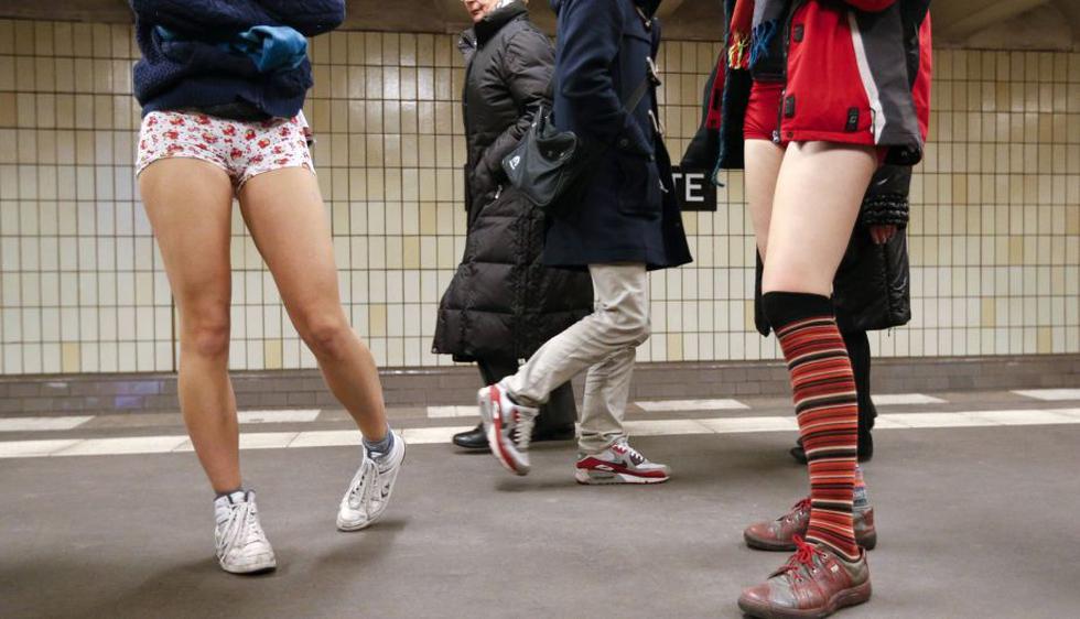 Los pasajeros observan a las personas sin pantalones en una estación del metro de Berlín. (Reuters)
