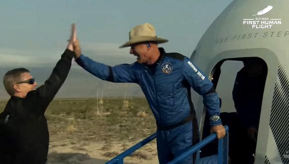 Esta captura de video de Blue Origin muestra a Jeff Bezos (derecha) celebrando después de salir de la cápsula reutilizable New Shepard que regresó del espacio y aterrizó de manera segura en Van Horn, Texas. (BLUE ORIGIN / AFP)