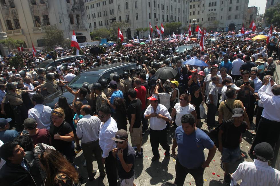 Ataúd del ex presidente llegó a la Plaza San Martín en medio de una multitud (RenzoSalazar/GEC)