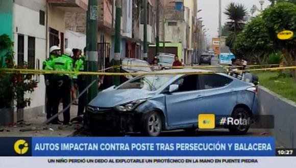 Auto impacta contra poste tras persecución y balacera en Carmen de la Legua