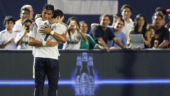 Cristiano Ronaldo abrazó al aficionado y pidió a los de seguridad que lo traten bien. (Reuters)