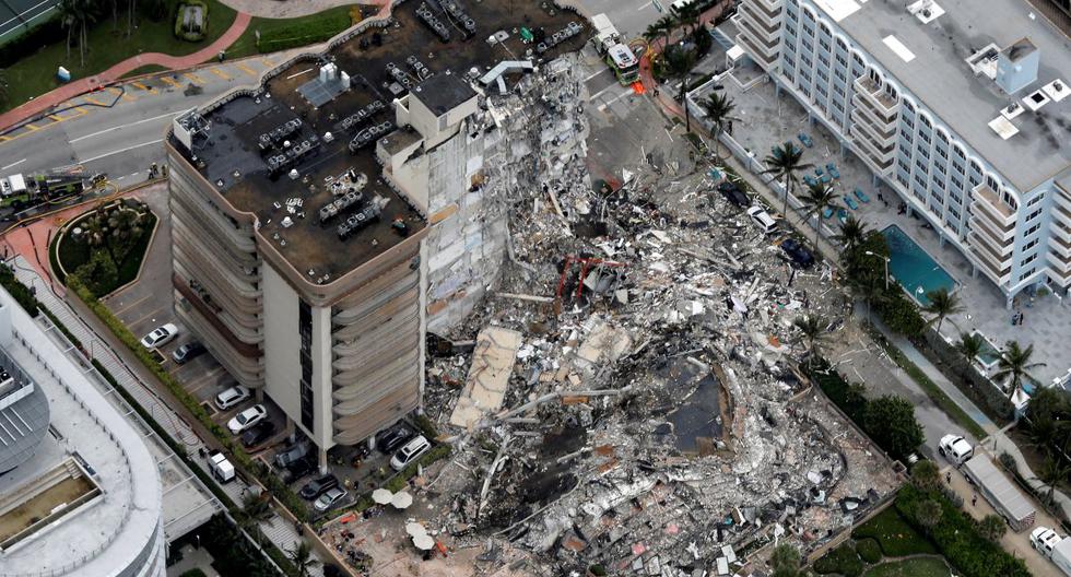 Una vista aérea que muestra un edificio parcialmente derrumbado en Surfside, cerca de Miami Beach, Florida, Estados Unidos, el 24 de junio de 2021. (REUTERS/Marco Bello).
