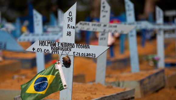 El país registró su primer fallecido por coronavirus el 12 de marzo de 2020 y en poco más de catorce meses ha llegado a 401.186, casi el 13% del total mundial, cuando Brasil apenas representa un 3% de la población del planeta. (Foto: MICHAEL DANTAS / AFP)