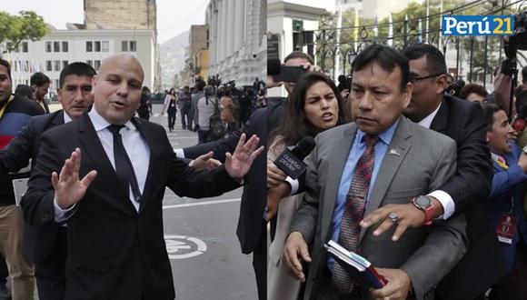 Los ministros Félix Chero (Justicia) y Alejandro Salas (Trabajo) a su salida del Congreso de la República.