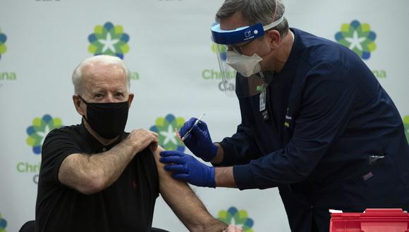 Joe Biden recibe la segunda dosis de la vacuna Pfizer-BioNTech contra la COVID-19, en el Hospital Christiana en Newark. (JIM WATSON / AFP)