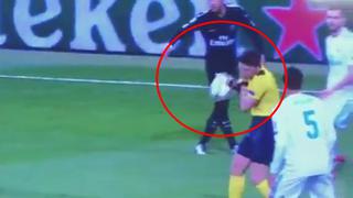 Neymar le dio un pelotazo al árbitro en el rostro y casi lo noquea [VIDEO]