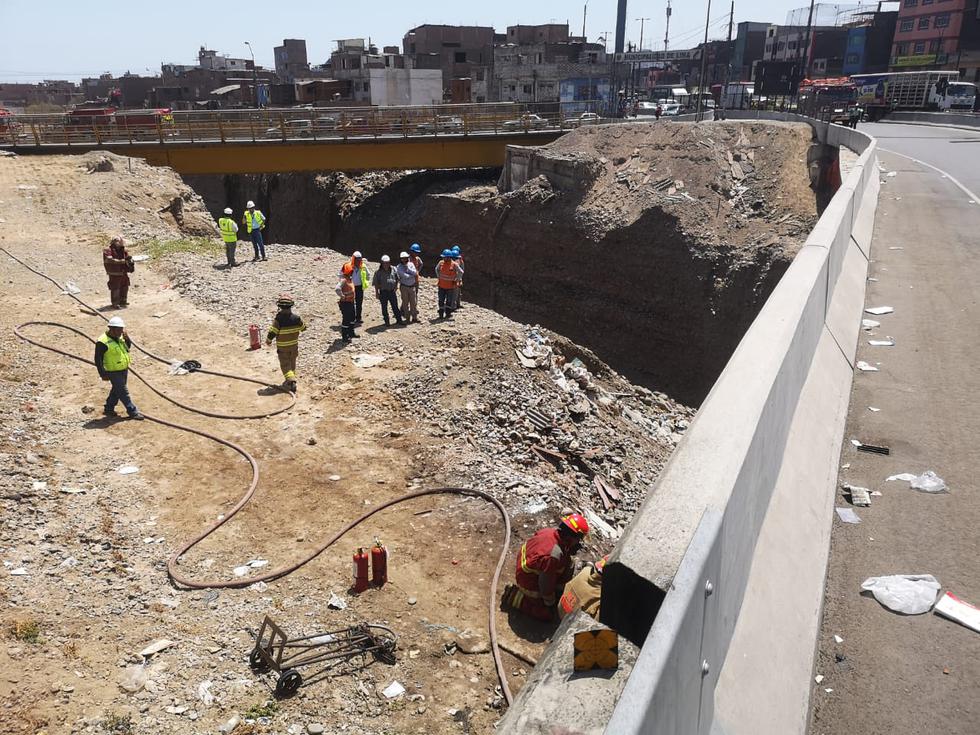 Incendio se registró debajo del viaducto 5, que permite el acceso a la vía expresa Línea Amarilla. (Fotos: Anthony Niño De Guzmán)