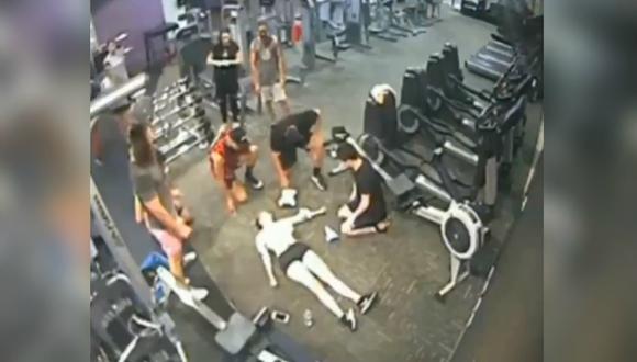 En la grabación se puede observar que una joven se desplomó de forma repentina cuando se ejercitaba en un gimnasio. (Foto: Captura)