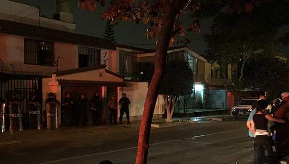 Policía resguardó la vivienda en Miraflores de adolescente que agredió a anciano. (@Renatorubio7 en Twitter)