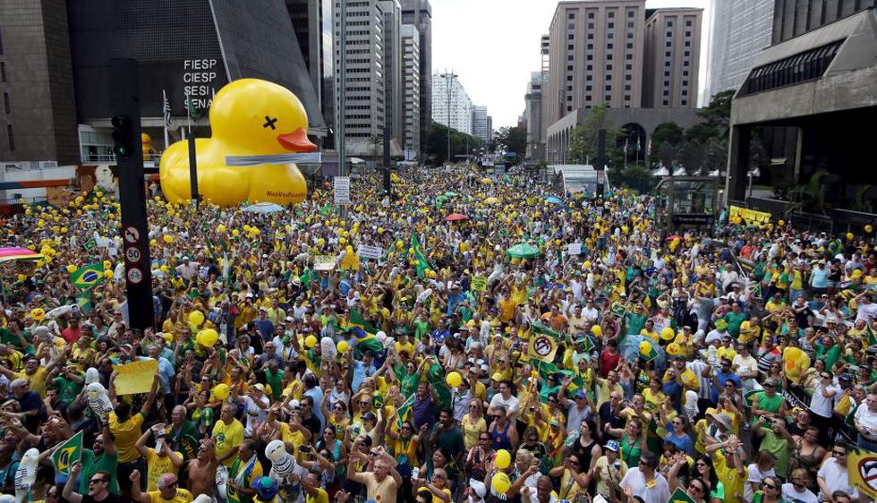 Miles protestaron en Brasil para exigir que el Congreso ordene juicio político a Dilma Rousseff. (Reuters)