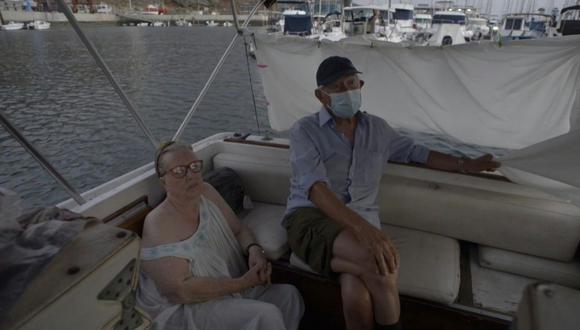 Margaretha Straates y Luis, de 80 y 90 años, esperan en su barco donde se han asentado tras huir de su casa tras la erupción del volcán Cumbre Vieja hace dos semanas (Foto: JORGE GUERRERO / AFP)
