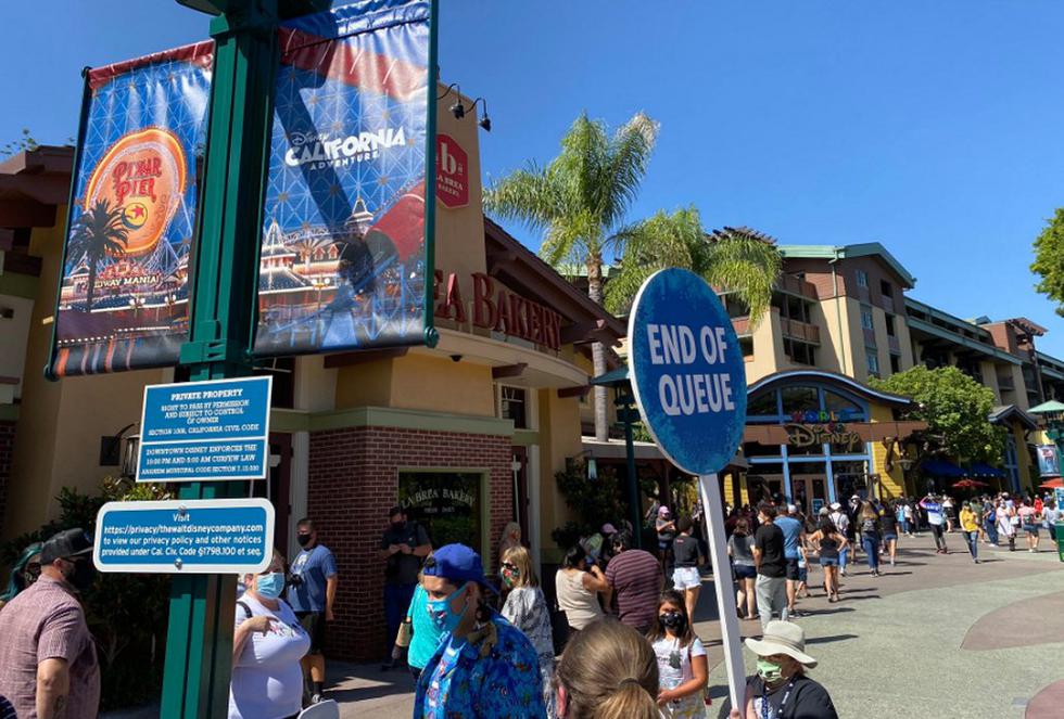 Con los parques cerrados en California, los visitantes tuvieron que conformarse con la tienda de souvenirs de Disney y algunos restaurantes y cafés. (Foto: Twitter /  @laughing_place)