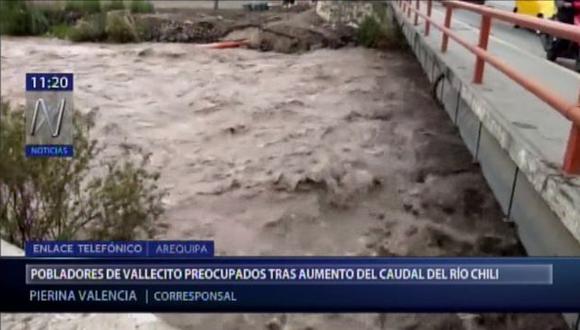 Tras las intensas lluvias en las partes altas ocasionaron el aumento del agua en la represa, obligando a la entidad a descargar el líquido al río Chili. (Foto: Canal N)