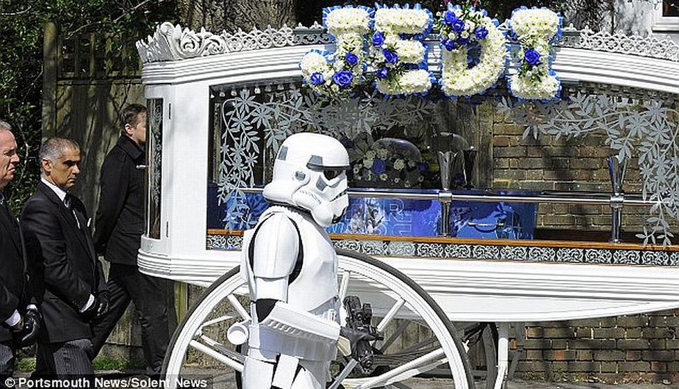 El ataúd azul de Star Wars que cobijo el cuerpo de Jack Robinson, un niño de 4 años que falleció tras batallar contra un tumor en el cerebro que no podía ser removido. (Daily Mail)