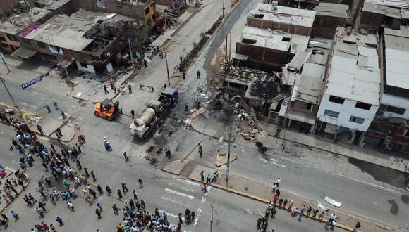La deflagración de camión cisterna en el distrito de Villa El Salvador dejó más de 20 muertos, heridos y decenas de damnificados.