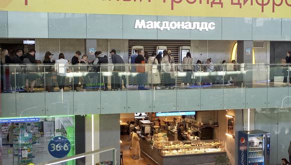 Se espera que el primer “McDonald’s ruso” abra sus puertas el próximo 12 de junio, coincidiendo con el Día de Rusia, una fiesta nacional en este país. (Foto: EFE/Anush Janbabian)