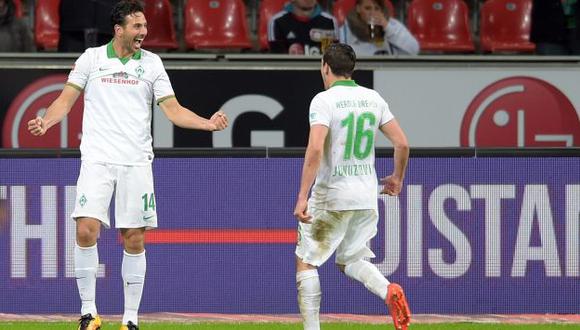 Claudio Pizarro busca nuevos récords con el Werder Bremen. (EFE)