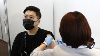 Japón investiga la muerte de dos hombres vacunados con lotes contaminados de Moderna