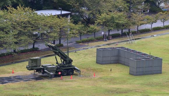 Sistema de interceptor de misiles basado en tierra Patriot (PAC 3) de la Fuerza Aérea de Autodefensa de Japón desplegado junto al Ministerio de Defensa en Tokio el 5 de octubre de 2022. (Foto de Kazuhiro NOGI / AFP)