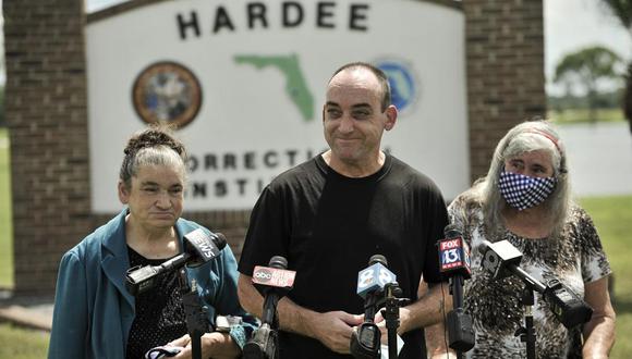 El ex recluso Robert DuBoise, de 56 años, se encuentra con los reporteros afuera del Instituto Correccional del Condado de Hardee después de cumplir 37 años en prisión. (Foto: AP / Steve Nesius)