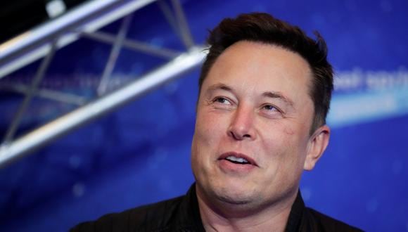El propietario de SpaceX y CEO de Tesla, Elon Musk, llega a la alfombra roja para la ceremonia de los Premios Axel Springer, en Berlín, el 1 de diciembre de 2020. (Foto de HANNIBAL HANSCHKE / POOL / AFP)