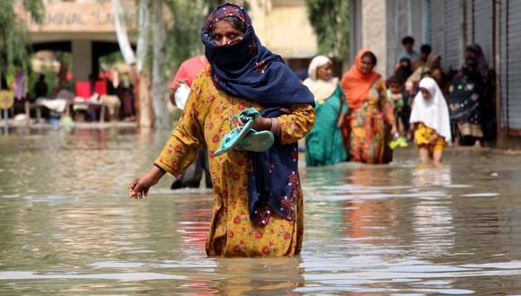 Personas caminan por una zona inundada tras las fuertes lluvias en el distrito de Dadu, provincia de Farid Abad Sindh, Pakistán, el 27 de agosto de 2022. (Foto: EFE/EPA/WAQAR HUSSAIN)