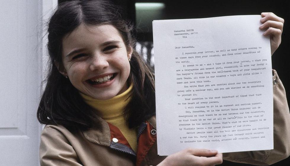 Samantha mostrando la carta del secretario general de la URSS, en 1983.