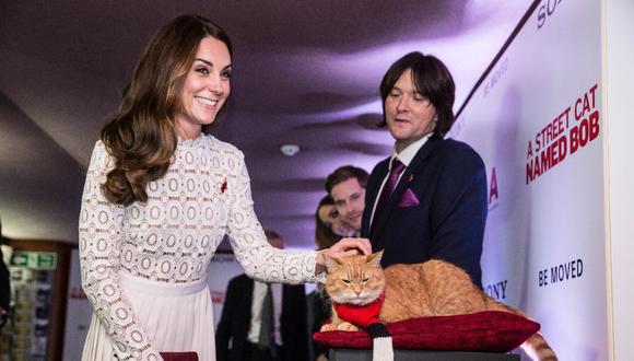 Catalina de Cambridge saluda al gato Bob, la estrella de la película "Un gato callejero llamado Bob". (Foto: AFP)