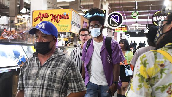 Personas con y sin mascarillas se abren paso a través del Grand Central Market en Los Ángeles, California. (Foto: Frederic J. BROWN / AFP)