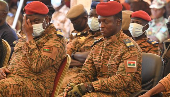 El nuevo líder de la junta de Burkina Faso, el Capitán Ibrahim Traore, asiste a los funerales de 27 soldados muertos mientras escoltaban 207 vehículos en un convoy en Gaskinde. (Foto por Issouf SANOGO / AFP)
