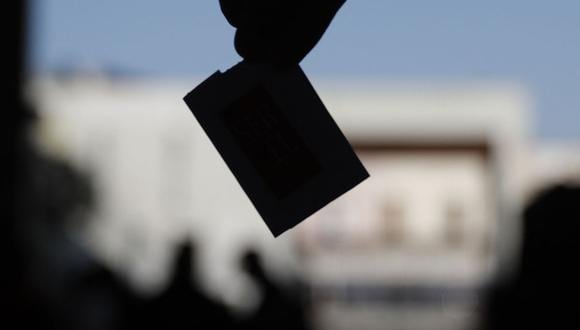 Una persona emite su voto durante un referéndum para aprobar o rechazar una nueva Constitución, en un colegio electoral en Santiago, el 4 de septiembre de 2022. (Foto de Javier TORRES / AFP)