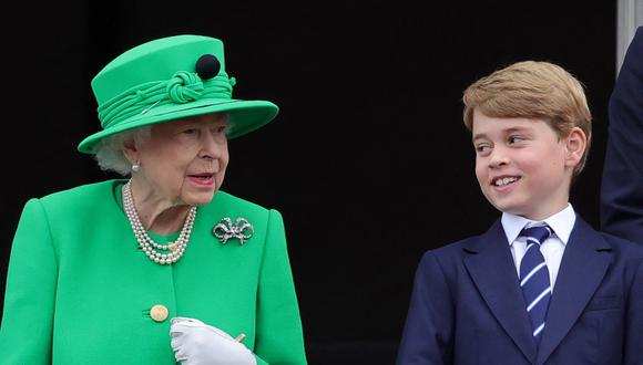La reina Isabel II del Reino Unido y Jorge de Cambridge. (Foto: AFP)