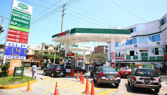El precio de la gasolina de 90 octanos en Petroperú y Repsol subió de S/ 9.33 a S/ 9.37 y aumentó S/ 0.04 o 0.4% por galón, incluido impuestos. (Foto: GEC)