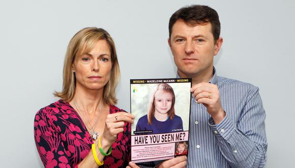 Kate y Gerry McCann posan para los medios de comunicación con un póster perdido que muestra una imagen generada por computadora sobre cómo se vería su hija Madeleine a los nueve años. (Foto: Reuters)