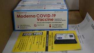 Primeras vacunas de Moderna contra COVID-19 son administradas en Estados Unidos