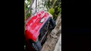 Tres personas salvaron de milagro tras despiste de automóvil que cayó en Club Waikiki en Miraflores [VIDEO]