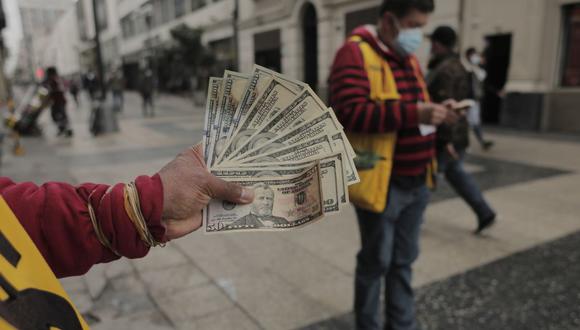 La moneda estadounidense anotó su cuarta caída en la semana. (Foto: Leandro Britto / GEC)